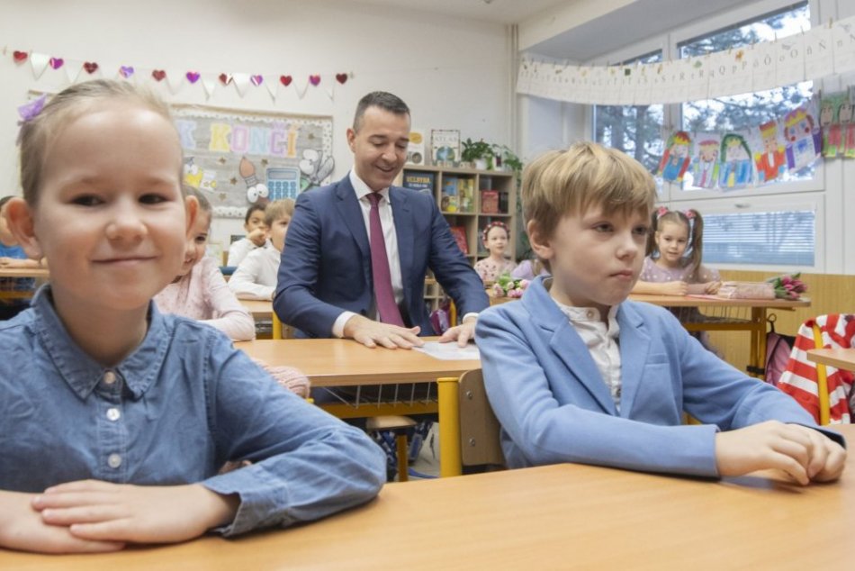 Ilustračný obrázok k článku Drucker prvákom odovzdal polročné hodnotenie: Navštívil školu, do ktorej sám chodil