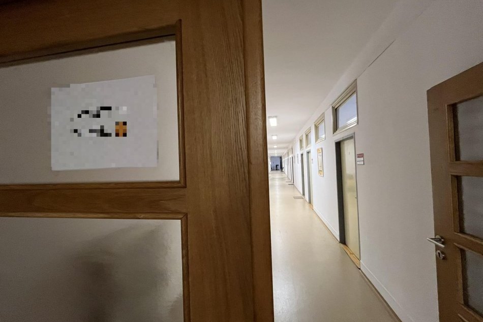 Ilustračný obrázok k článku Na mestskom úrade visí milá VÝZVA: Stačilo pár slov a ÚSMEV je zaručený, FOTO