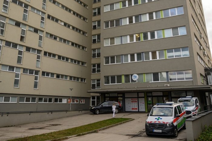 Ilustračný obrázok k článku Smutný prípad muža bez domova: Niekoľko dní ležal na chodbe v nemocnici, nemal kam ísť