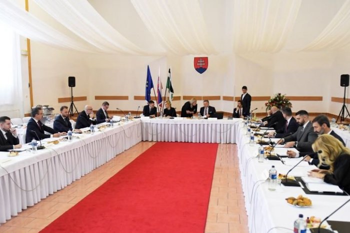 Ilustračný obrázok k článku Premiér chce ministrom ZVÝŠIŤ platy: Podávajú vysoké VÝKONY a jedna vec sa mu zdá NEFÉR