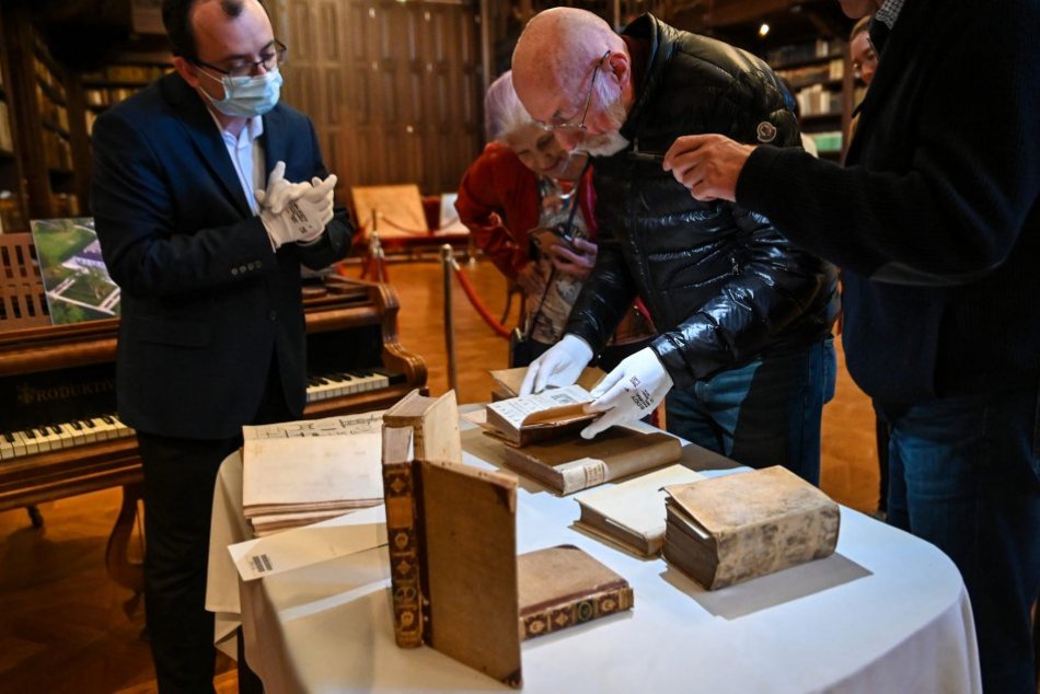 Ilustračný obrázok k článku Kaštieľ v Oponiciach navštívil aj držiteľ Nobelovej ceny! Očarila ho historická knižnica