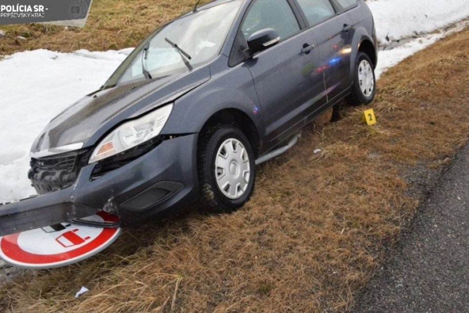 Ilustračný obrázok k článku Vodič zo Štrby to poriadne prehnal: OPITÝ zdemoloval dopravnú značku, FOTO