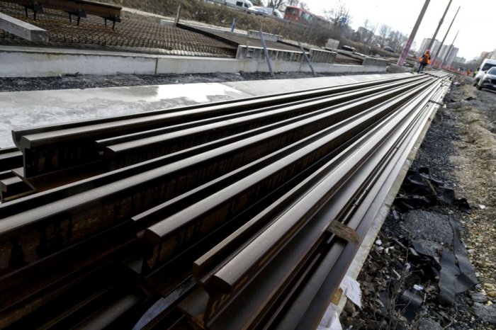 Ilustračný obrázok k článku Budovanie priecestia električkovej trate si vyžiada obmedzenia