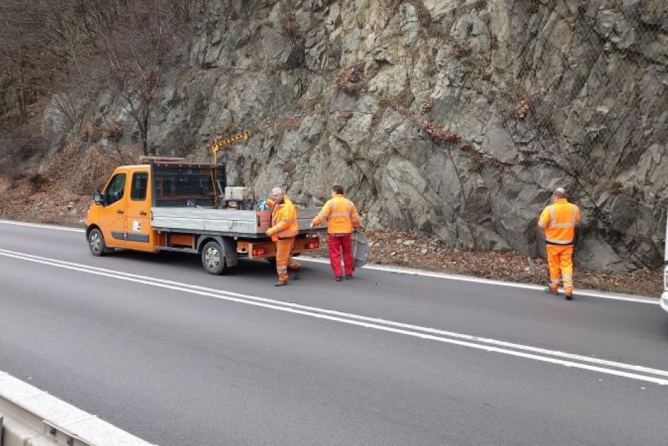 Ilustračný obrázok k článku Vodiči, PEVNÉ nervy! Cestu pod Strečnom čaká SEDEM víkendových uzávierok