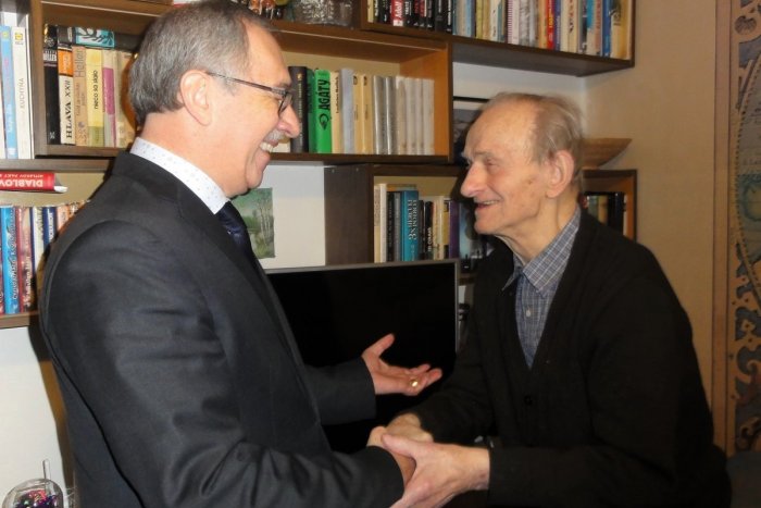 Ilustračný obrázok k článku Prežil zasypanie po výbuchu míny aj zranenie črepinami: Zvolenčan Penička oslávil STOVKU