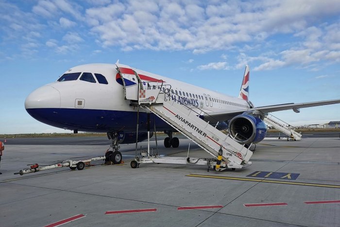 Ilustračný obrázok k článku Obrovská CHYBA pilota! Krátko pred odletom omylom spustil núdzovú ŠMYKĽAVKU