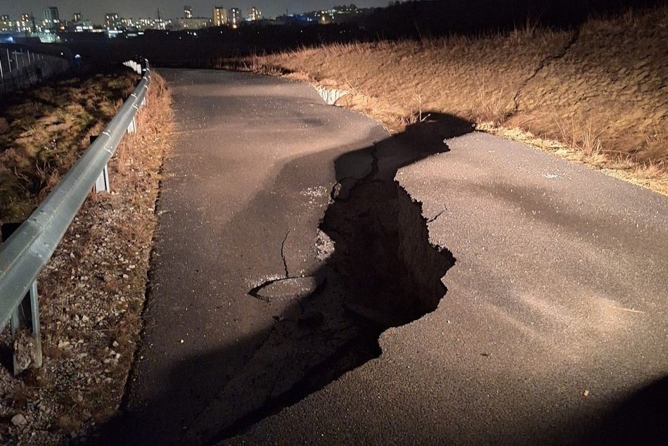 Ilustračný obrázok k článku Nad diaľnicou PRASKLA cesta! Mesto po veľkom ZOSUVE vyhlásilo MIMORIADNU situáciu!