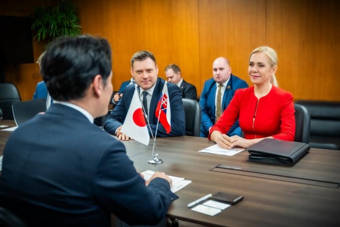 Ilustračný obrázok k článku Saková a Taraba sa vybrali do Japonska ZACHRAŇOVAŤ košické oceliarne: Aký osud ich čaká?