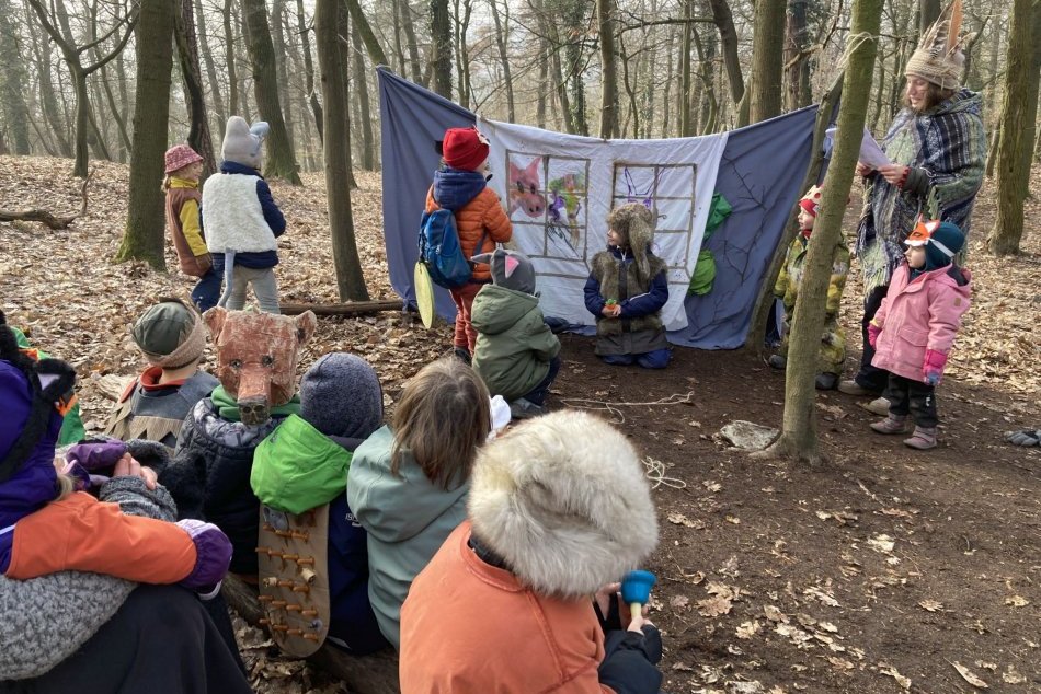 Ilustračný obrázok k článku Lesný klub Ateliér LES pozýva na ZÁPISY: Deti vzdeláva v úzkom spojení s prírodou