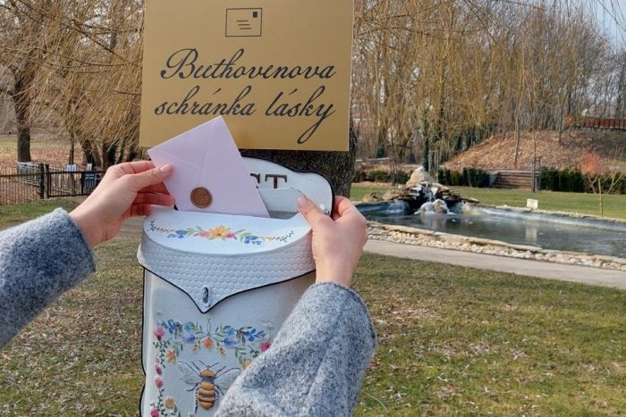 Ilustračný obrázok k článku TIP pre zamilovaných: V Dolnej Krupej otvorili jedinečnú Beethovenovu schránku LÁSKY