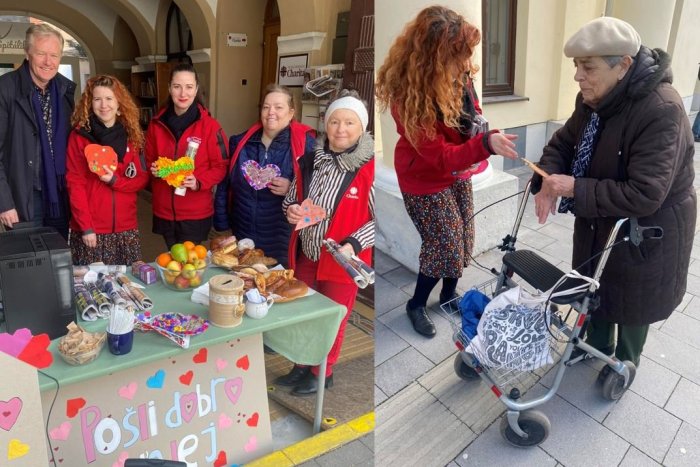 Ilustračný obrázok k článku Milá akcia potešila Trnavčanov: Na pešej zóne im rozdávali srdiečka, FOTO