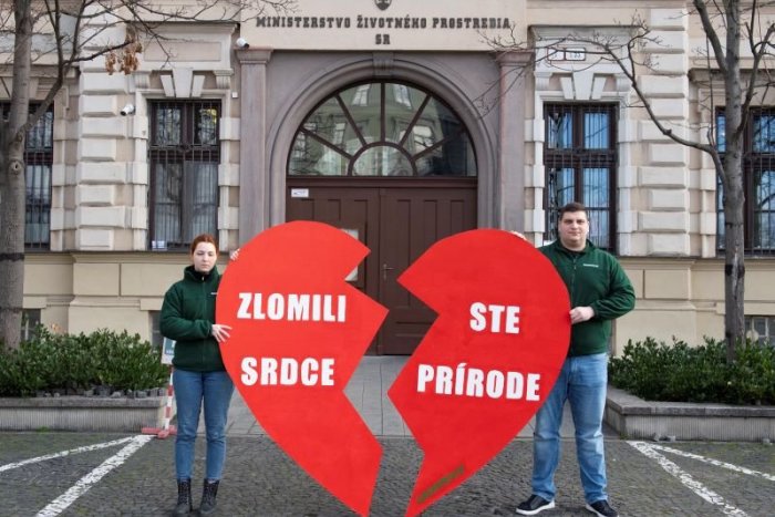 Ilustračný obrázok k článku Taraba podľa Greenpeace škodí prírode, dali mu ZLOMENÉ srdce