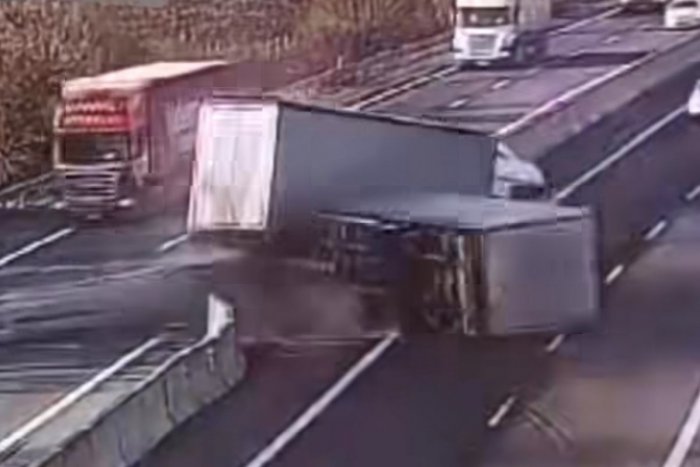 Ilustračný obrázok k článku Zverejnili autentické VIDEO desivej nehody: Kamión dostal defekt a PRERAZIL zvodidlá!