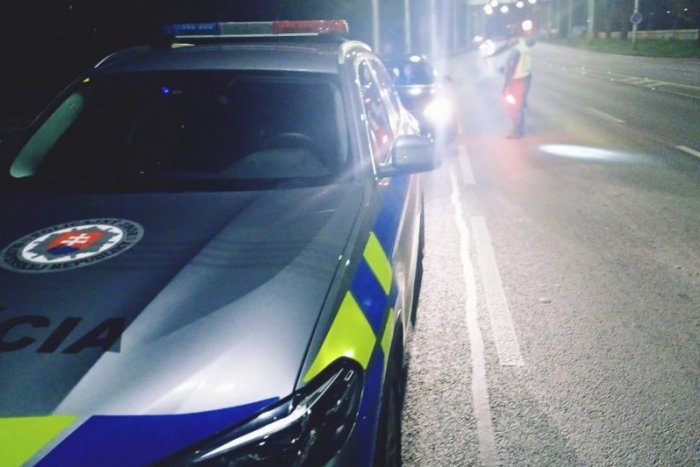 Ilustračný obrázok k článku Opitý chlapec dostal HLÚPY nápad: Po KRÁDEŽI auta NABÚRAL a UTEKAL policajtom