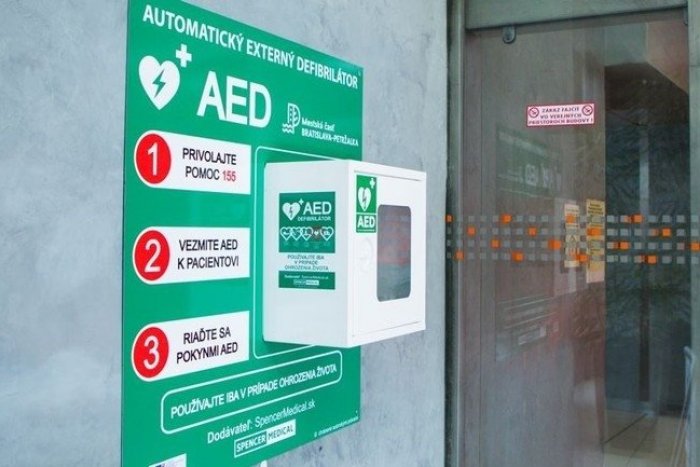 Ilustračný obrázok k článku NOVINKA, ktorá môže zachrániť život: Petržalka začala osádzať externé defibrilátory