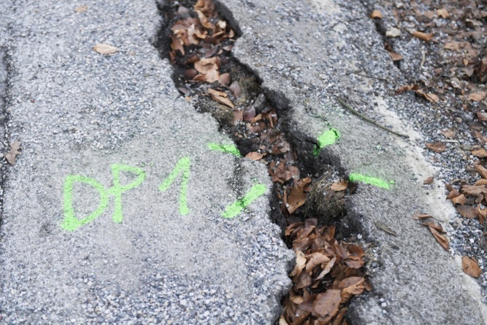 Ilustračný obrázok k článku Odtrhnutá a zosunutá krajnica cesty v Košiciach: FOTO z miesta