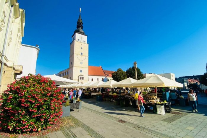 Ilustračný obrázok k článku Centrum Trnavy opäť zaplnili predajcovia: Začala sa nová sezóna Mestského TRHU