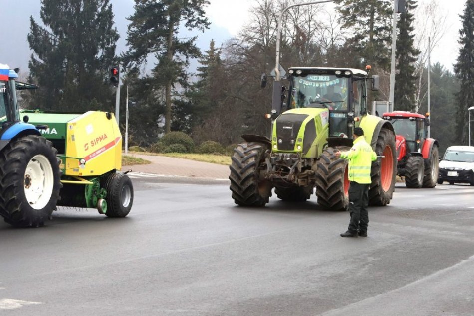 Ilustračný obrázok k článku Farmári ZABLOKUJÚ viacero trás v Poprade a okolí: Kedy a kde presne vyrazia na cesty?