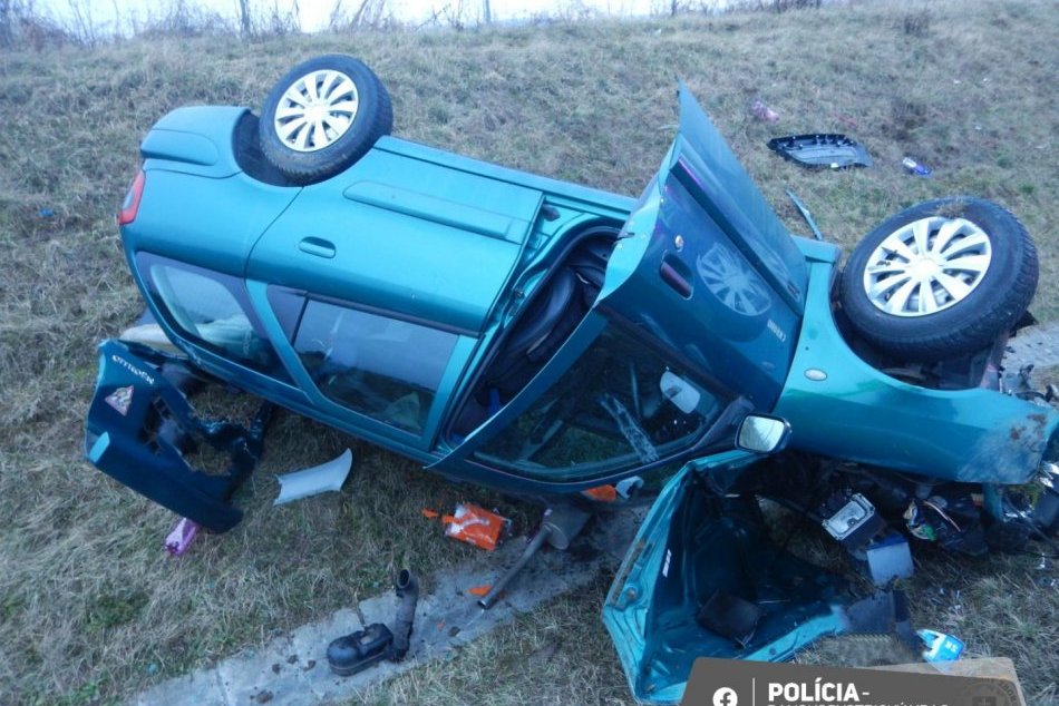 Ilustračný obrázok k článku HROZIVÁ nehoda na R1: Auto sa niekoľkokrát PREVRÁTILO a skončilo mimo cesty, FOTO