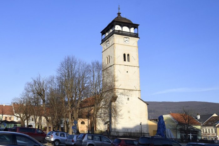 Ilustračný obrázok k článku Už ste ho videli? Rožňava má nové LOGO, zobrazuje trojružu i strážnu vežu na Námestí baníkov