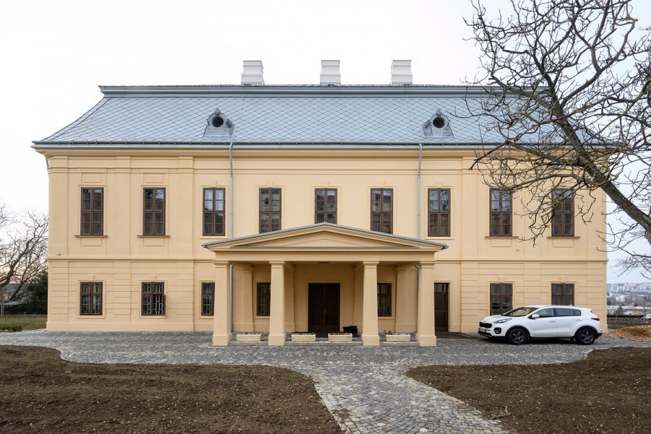 Ilustračný obrázok k článku Veľprepoštský palác v Nitre po obnove: Opäť ho zdobí aj socha cisárovnej, FOTO