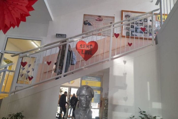 Ilustračný obrázok k článku Študenti UDALI svojho učiteľa! Žiakov nútil HAJLOVAŤ, Rómov chcel vypáliť plameňometom