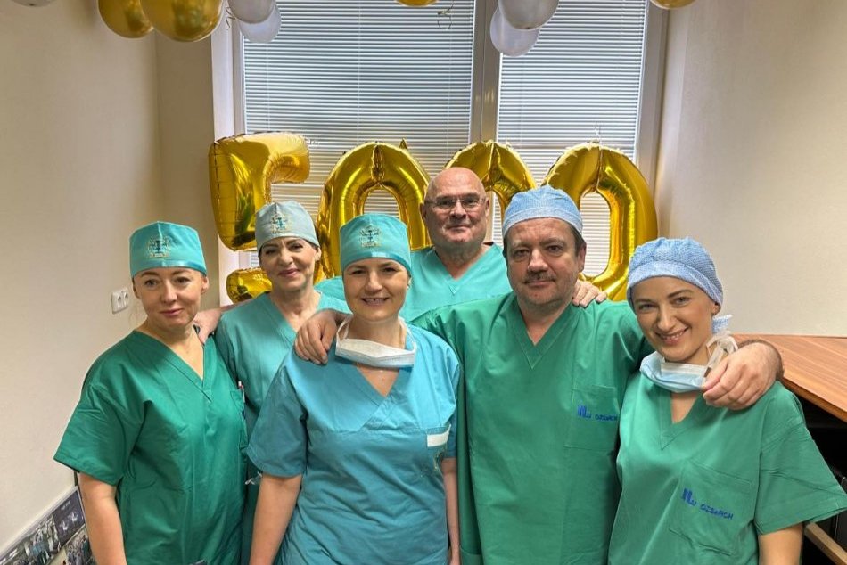 Ilustračný obrázok k článku V nemocnici sa OSLAVOVALO: Odborníci zvládli už 5000. ROBOTICKÚ operáciu, FOTO