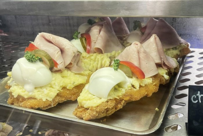 Ilustračný obrázok k článku Svätý grál medzi chlebíčkami? Bufet nahradil pečivo REZŇOM a okamžite sa stal HITOM