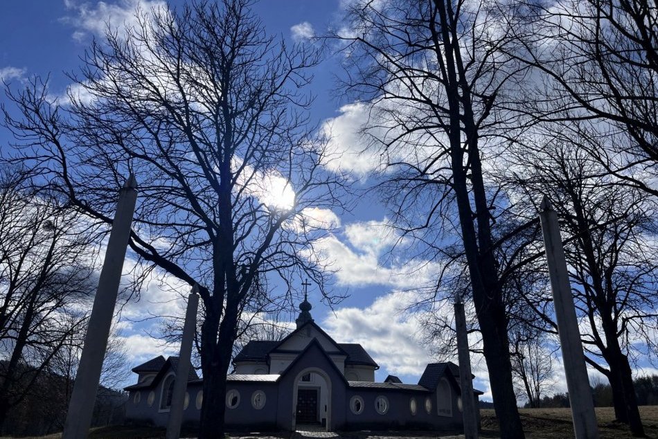 Ilustračný obrázok k článku Prírodný KLENOT nad Bystricou UPRAVILI: Z Urpínskej aleje ODSTRÁNILI 2 lipy, FOTO