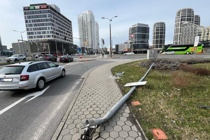 Ilustračný obrázok k článku Tip čitateľa z Bratislavy: Likvidátor "zastupuje" Danka na dovolenke, POVALIL stĺp i značku