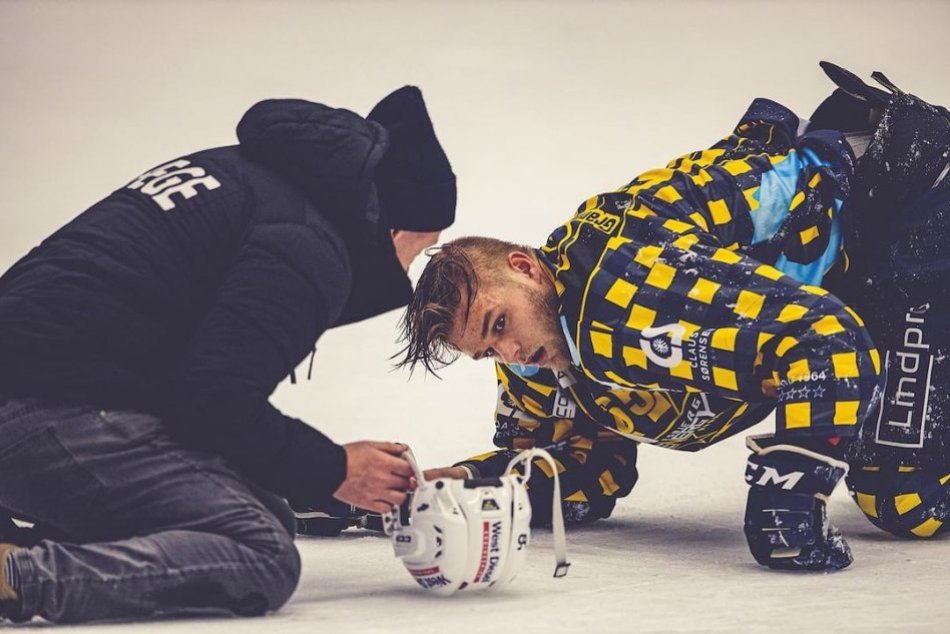 Ilustračný obrázok k článku Hrôzostrašné ZRANENIE hokejistu: Vlastnou prilbou si ODSEKOL nos!