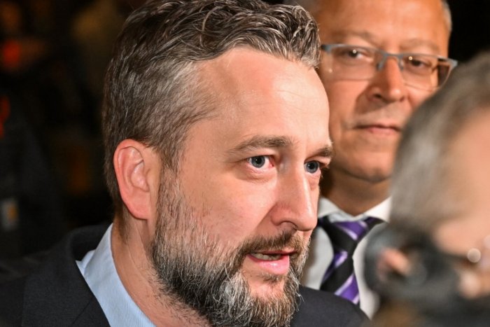 Ilustračný obrázok k článku Toto je vaša robota!, odkázal Blaha, Taraba hovorí o KRVAVÝCH PAPRČIACH opozície