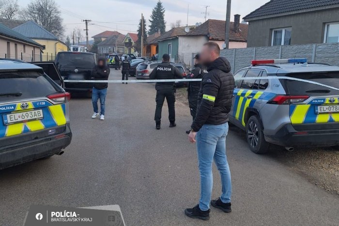 Ilustračný obrázok k článku Nové INFO o zásahu v Jelenci: Policajti zadržali štyri osoby! Lákali mužov na zoznamke