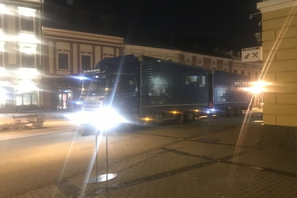 Ilustračný obrázok k článku Je toto NORMÁLNE!? Ľudí ŠOKOVAL kamión na pešej zóne, FOTO