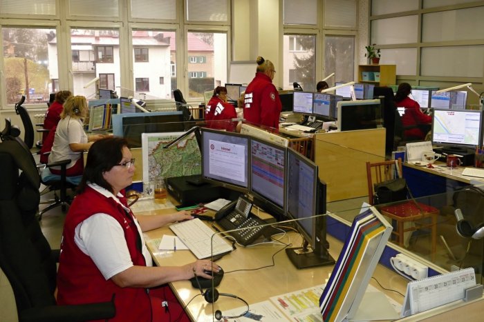 Ilustračný obrázok k článku Chlapec sa DUSIL a nereagoval: Vystresovaným rodičom pomohol operátor TIESŇOVEJ linky