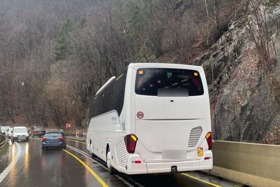 Ilustračný obrázok k článku FOTO: Pri Strečne sa ZRAZIL autobus s nákladným autom, polícia vyzýva na opatrnosť