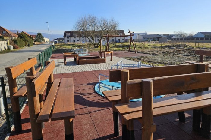 Ilustračný obrázok k článku Jeho súčasťou je aj oddychová zóna pre dospelých. V Košiciach otvorili nové inkluzívne ihrisko