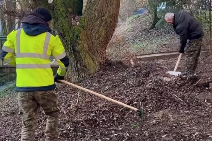 Ilustračný obrázok k článku Všimli ste si AKTIVAČNÝCH pracovníkov v uliciach? Bystricu čistia desiatky ľudí, VIDEO