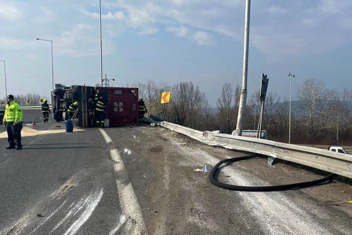 Ilustračný obrázok k článku R2 je opäť NEPREJAZDNÁ: Došlo k zrážke kamióna a TROCH áut