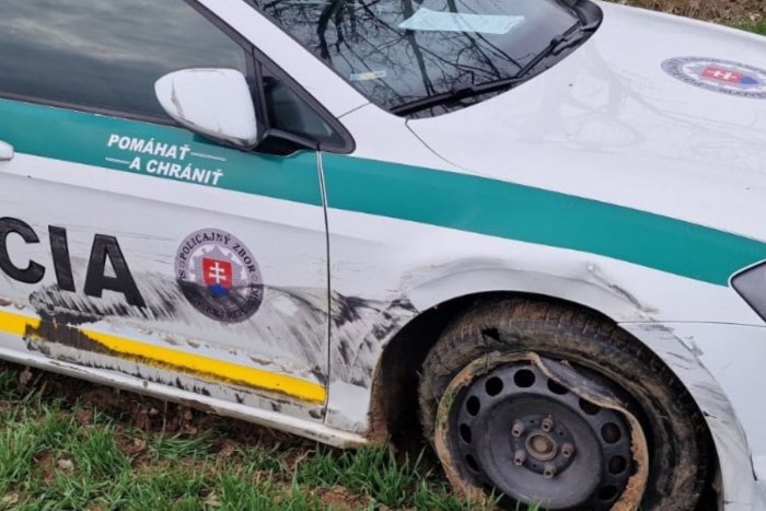 Ilustračný obrázok k článku Šokujúce správanie vodiča na východe: Pri snahe o útek začal NARÁŽAŤ do policajného auta!