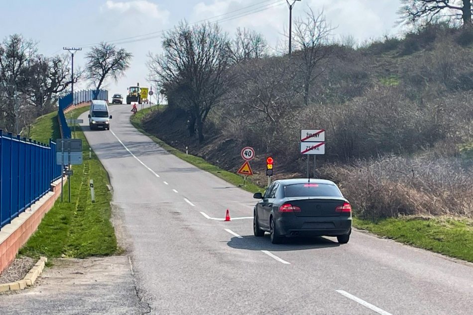 Ilustračný obrázok k článku Pri obci Žirany praská cesta: V úseku sú semafory, FOTO