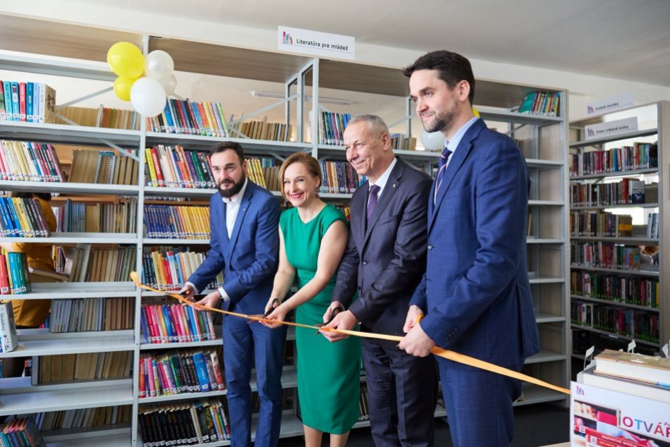 Ilustračný obrázok k článku V Bystrici otvorili OBNOVENÚ knižnicu: Čitateľov v kraji zase poteší veľká NOVINKA