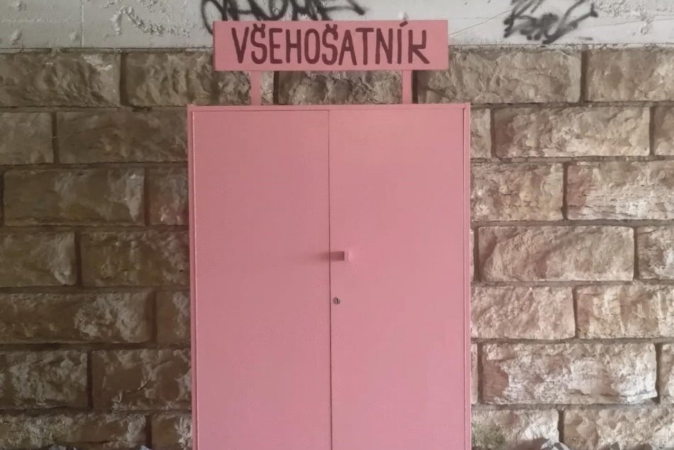 Ilustračný obrázok k článku Netradičná ružová skriňa v Poprade púta pozornosť: TOTO je príbeh Všehošatníka