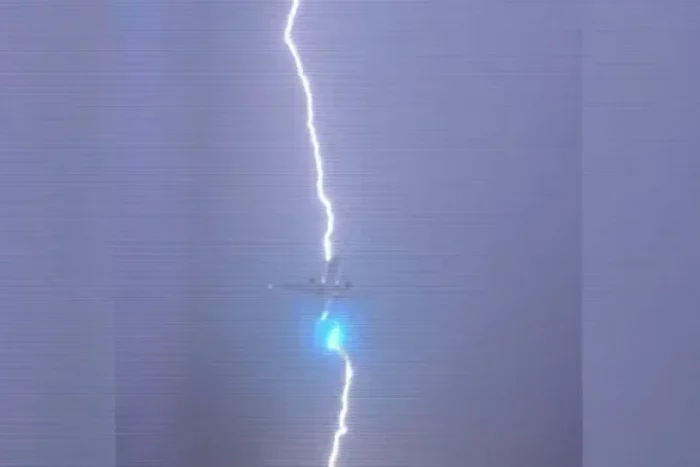 Ilustračný obrázok k článku VIDEO: Desivý zážitok pre cestujúcich! Lietadlo po štarte zasiahol BLESK