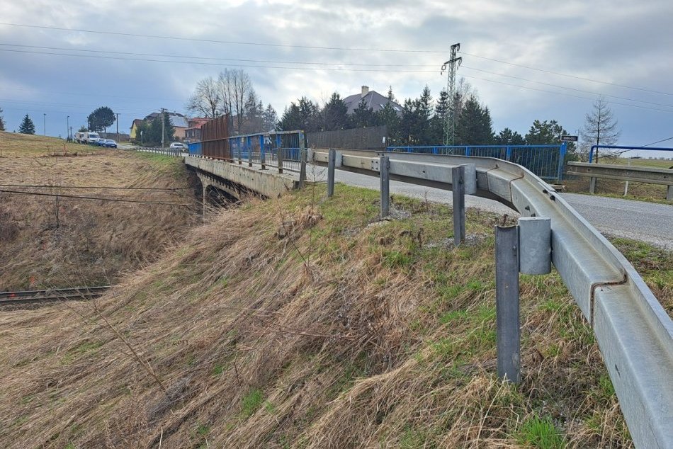 Ilustračný obrázok k článku Most ponad železnicu v Štrbe je jedným z najstarších v kraji: Chcú ho úplne zbúrať, FOTO