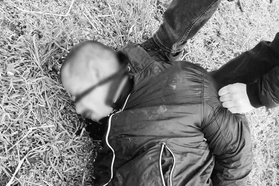 Ilustračný obrázok k článku Skvelá SPOLUPRÁCA policajtov z niekoľkých miest: Zadržali muža na ÚTEKU