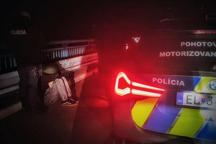 Ilustračný obrázok k článku Dráma na moste nad diaľnicou: Nitrianski policajti zachránili zúfalého mladíka