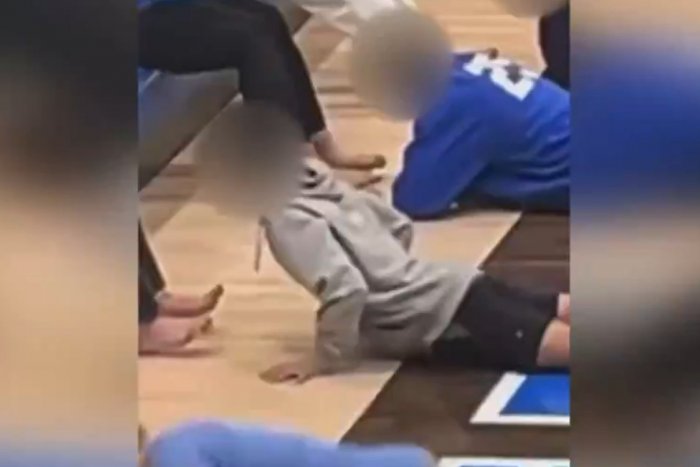 Ilustračný obrázok k článku Šokujúce VIDEO zo školy pobúrilo verejnosť: Zvláštna súťaž, spolužiaci si olizovali NOHY!