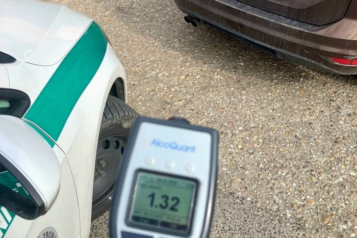 Ilustračný obrázok k článku Vodič jazdil zo strany na stranu: Za volant si sadol s takmer TROMI promile