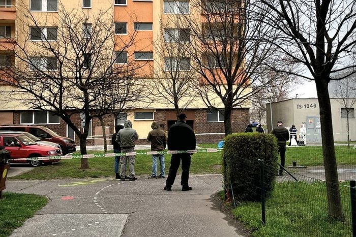 Ilustračný obrázok k článku HROZNÝ nález v Bratislave! Na chodníku našli telo dobodaného muža, polícia hľadá VRAHA